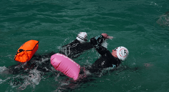 ¿Por qué necesita una boya de natación para nadar en aguas abiertas?