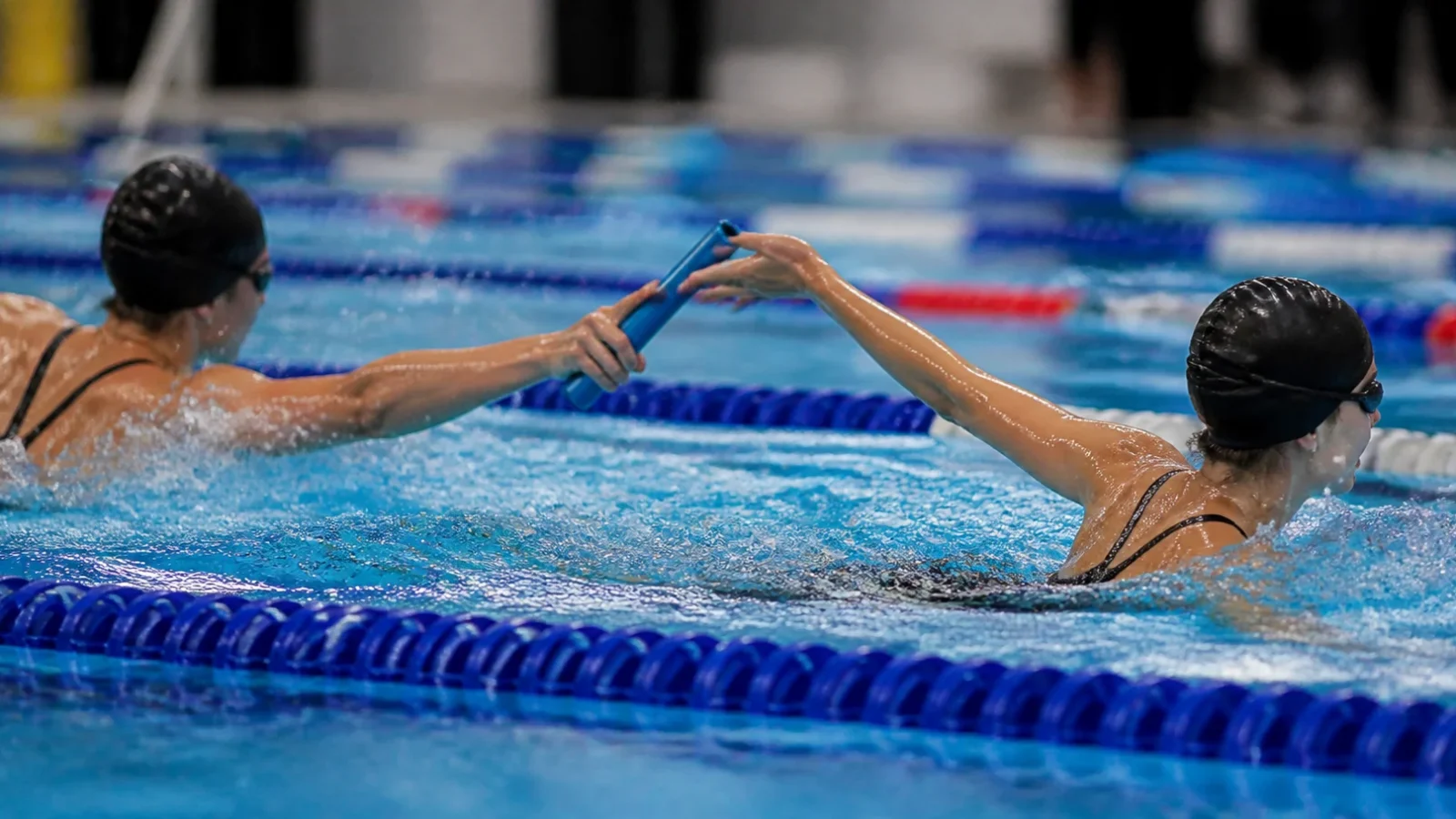 Factores clave para una salida de relevo exitosa en natación