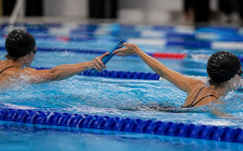 Factores clave para una salida de relevo exitosa en natación